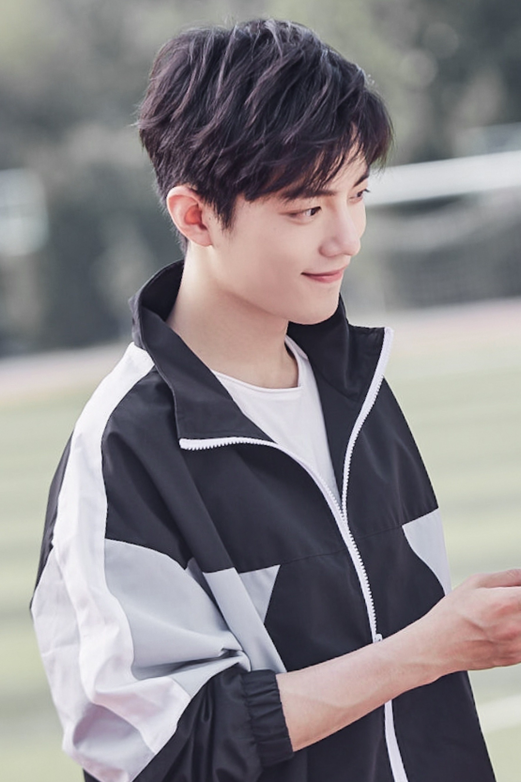 妥妥的男大校草！肖学长太帅太养眼了吧！肖战十日终焉路透有个大黄蜂📮知名音乐制作