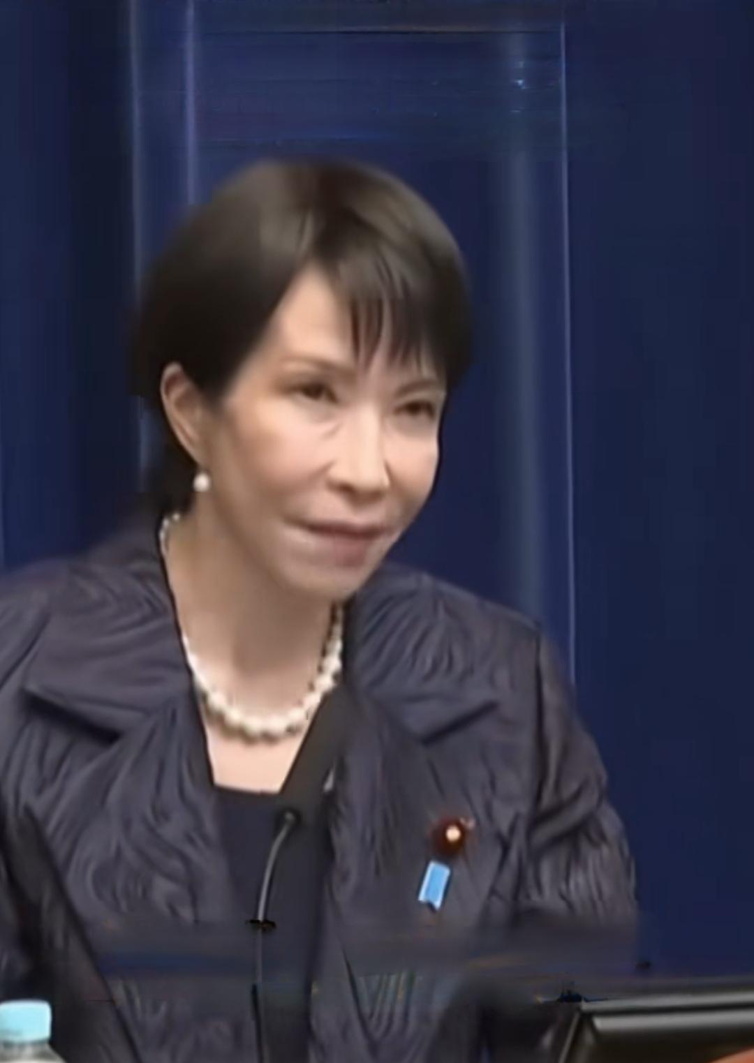 高市早苗或将成为日本“最短命”首相，拭目以待。

日本民众首相官邸前集会，要求高