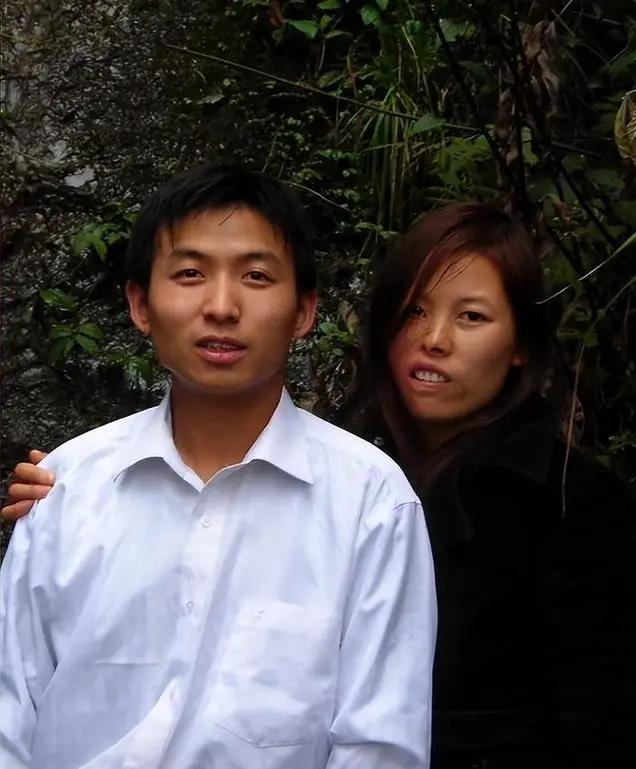 2007年，前途无量的北大才子陈长志顶着全家决裂的滔天压力，执意要将一位辍学在家