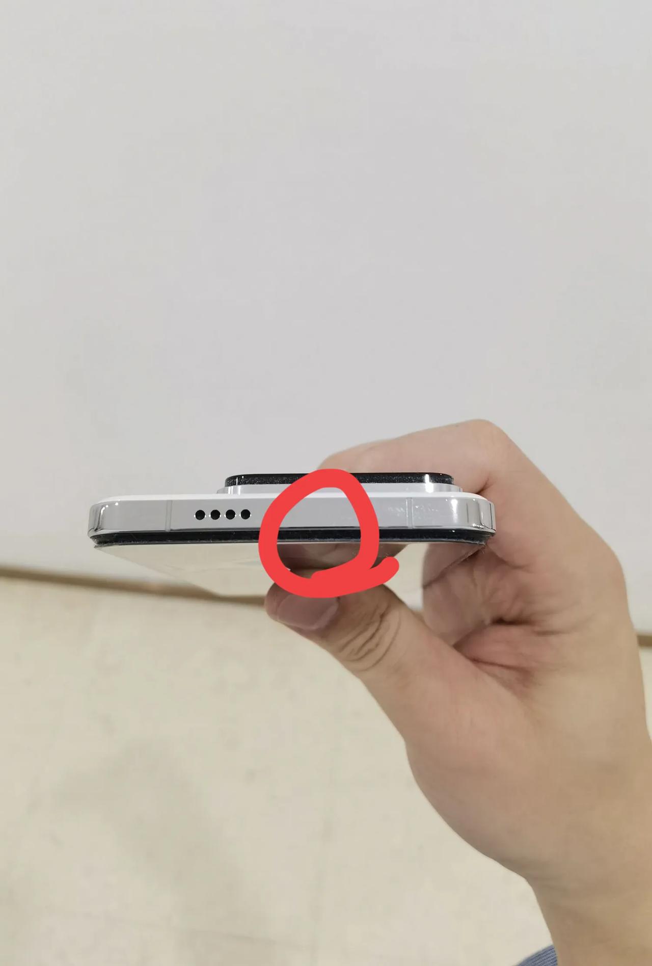 我发现小米14pro有一个“致命”缺陷

那就是这个四曲面屏和边框并不是完美一体