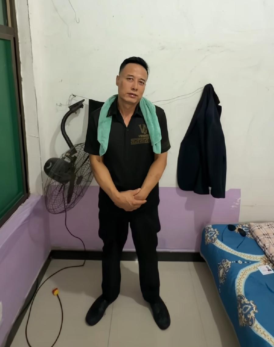 烤肉马斯克，开通抖音账号，烤斯克马建平！
48岁，昨天傍晚发了一条自我介绍视频，