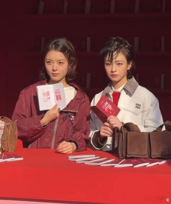 短发yyds！赵今麦李庚希同框，两位妹妹的短发造型很新颖！青春活力，感觉眼睛看多