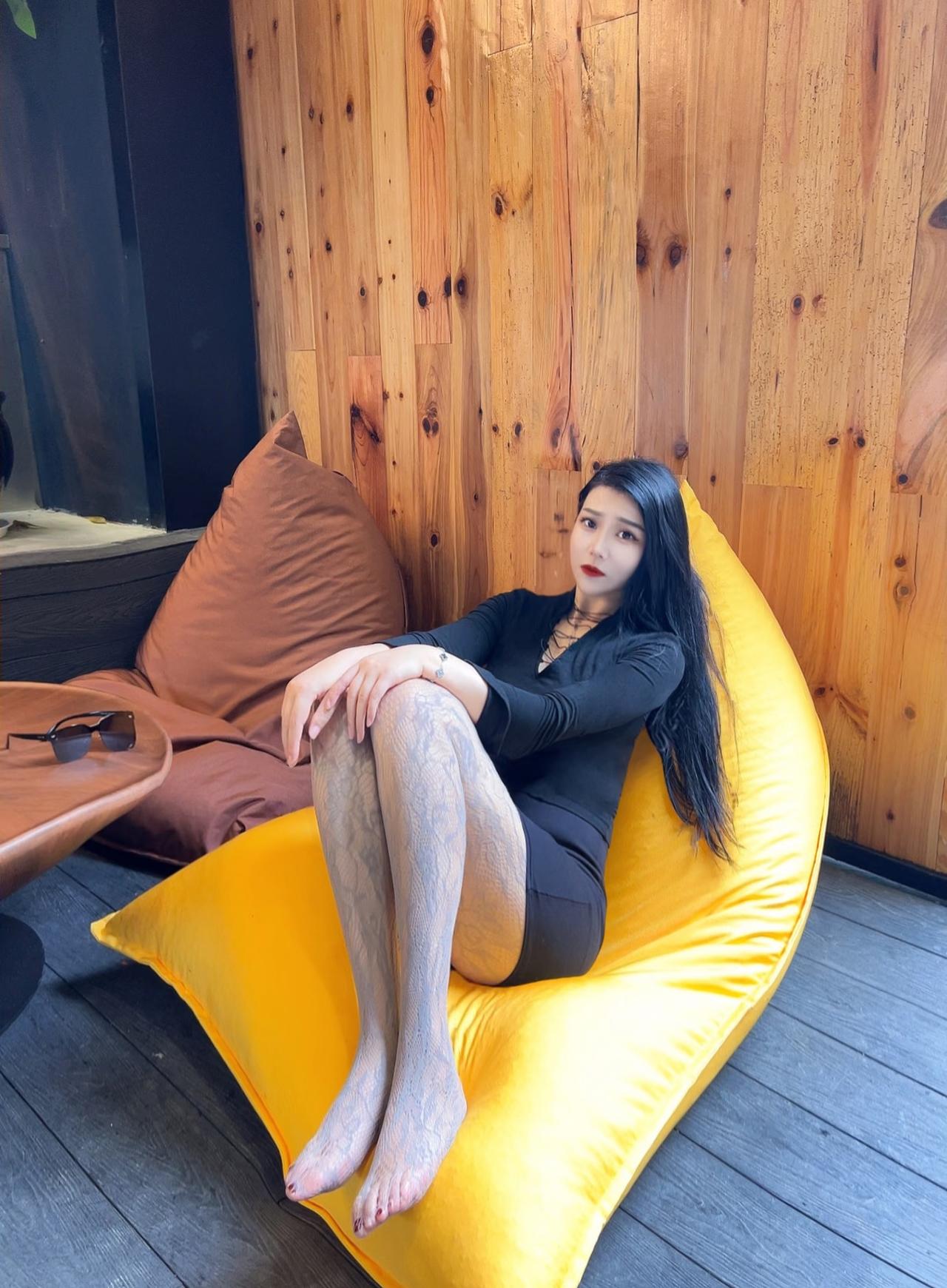 是黑色的好点还是灰色好呢？
好纠结啊灰色秋冬搭配 灰紫色搭配技巧 分享一下你的穿