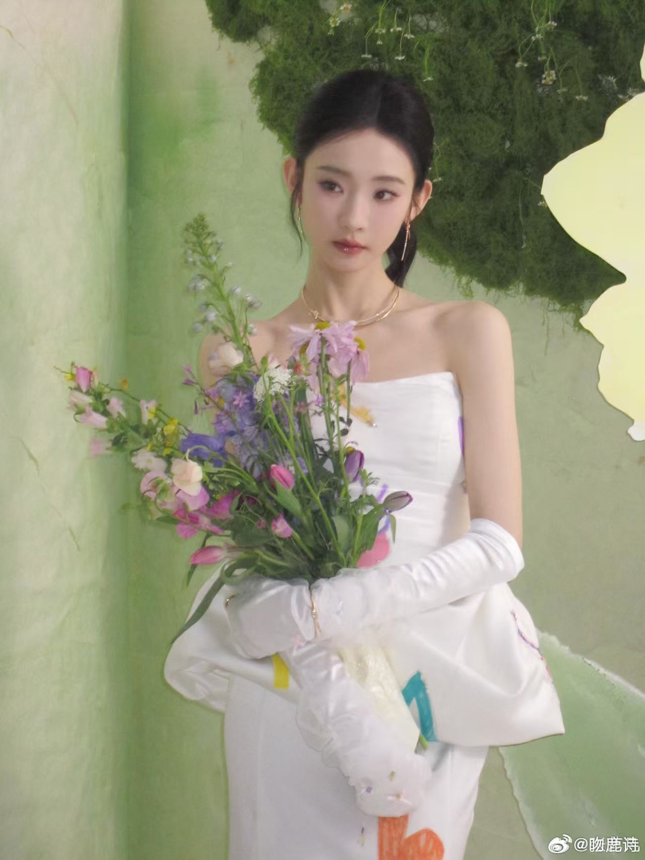 张艺凡尊重6岁小画家的著作权 张艺凡凭借微博之夜的精致造型收获超多好评，近期各类