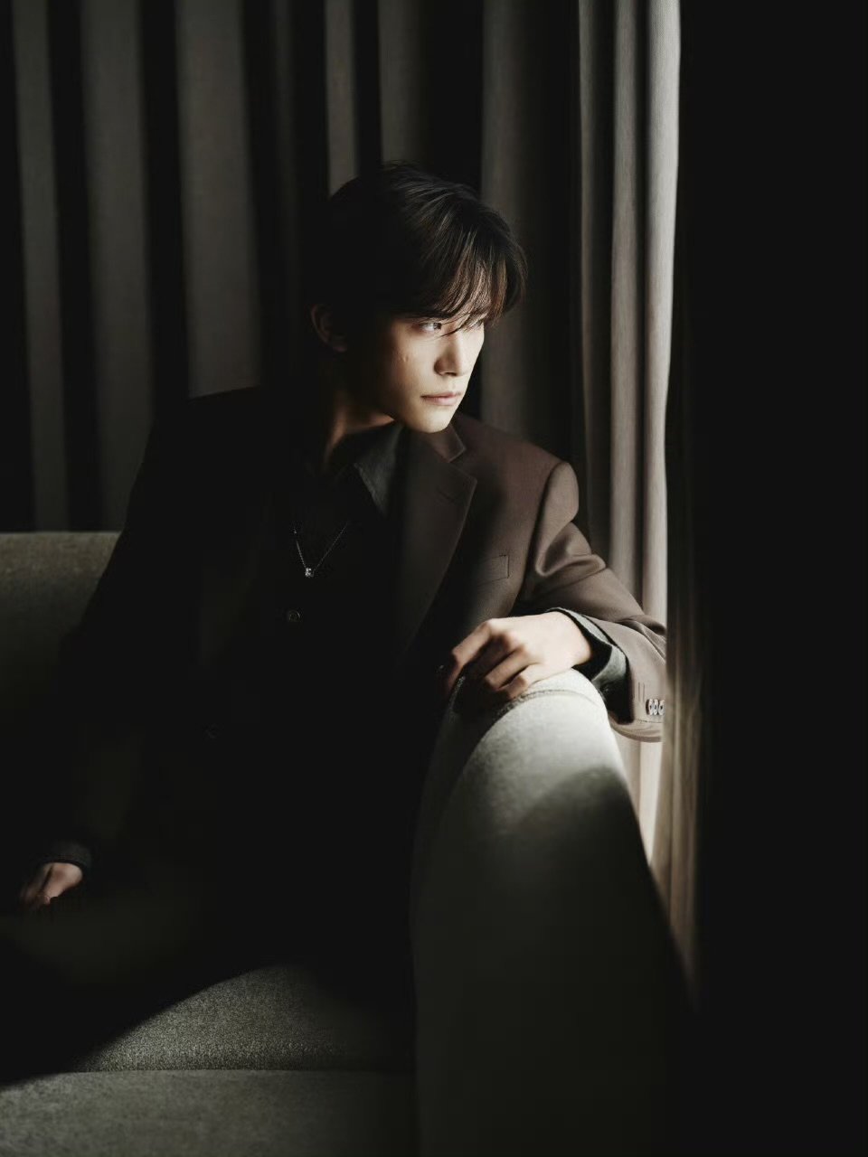 易烊千玺西装行走的海报妥妥的行走画报，和西装适配度拉满 