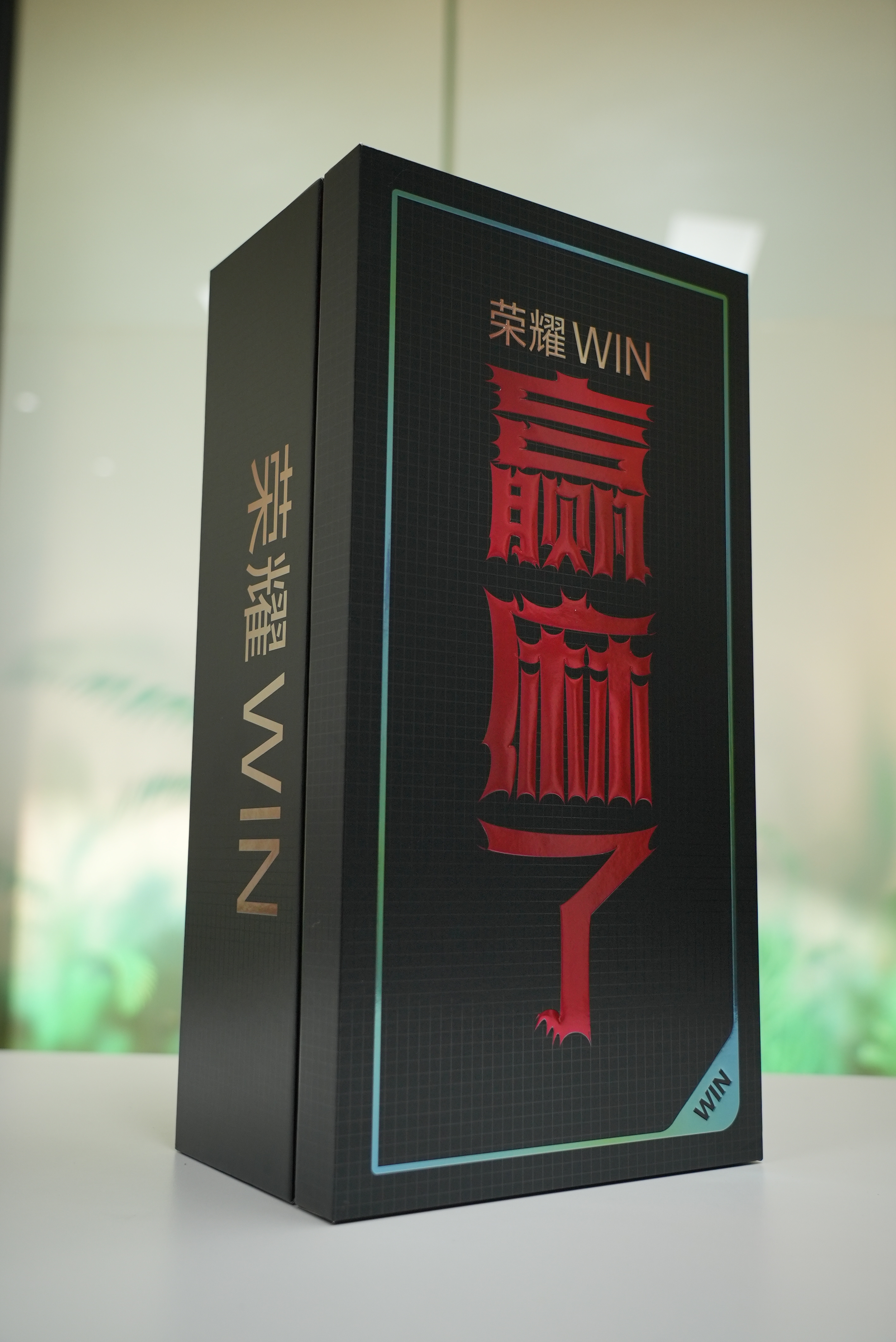 荣耀 WIN 系列的邀请函是三罐锅巴，主打一个「赢麻了」 ～ 分别是散热赢麻了（