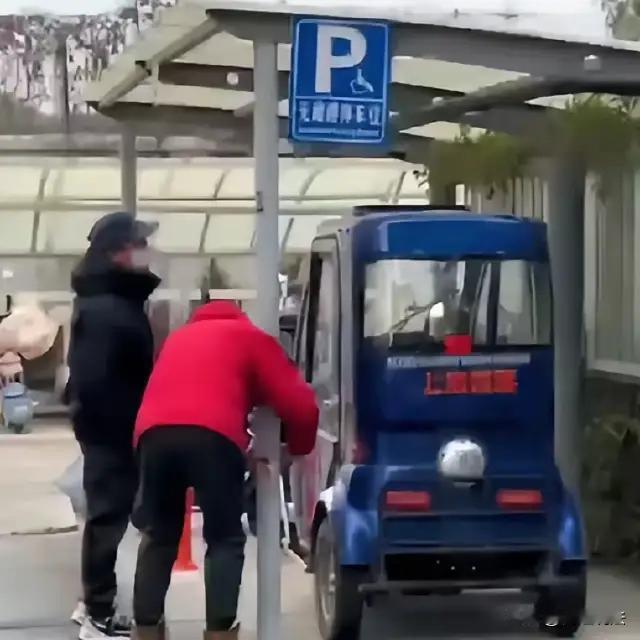 **他刚买一年的新车，被同楼残疾阿姨开着残障车，连续4次狠狠撞向右侧。**

监