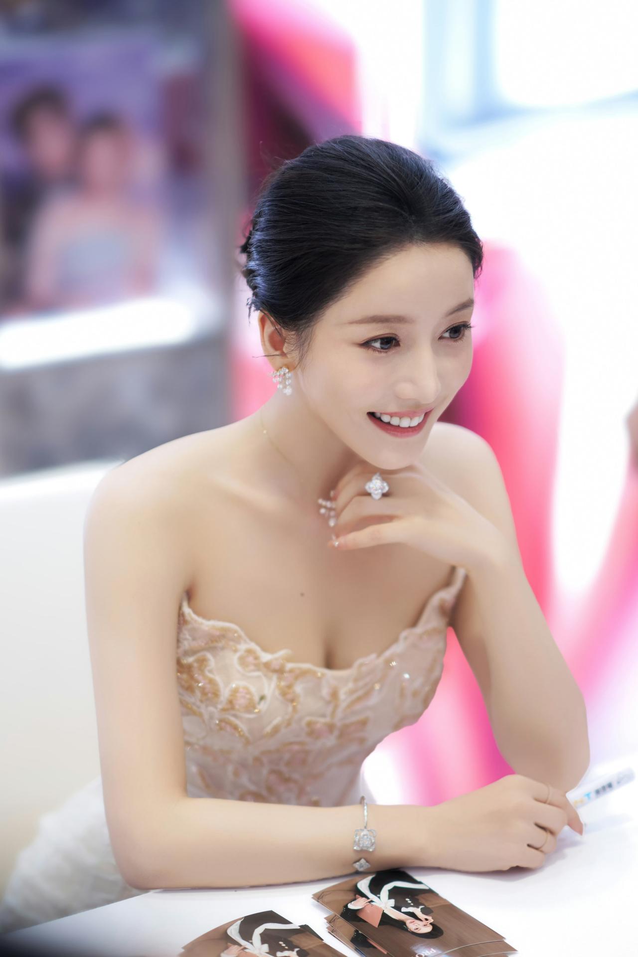 姜贞羽