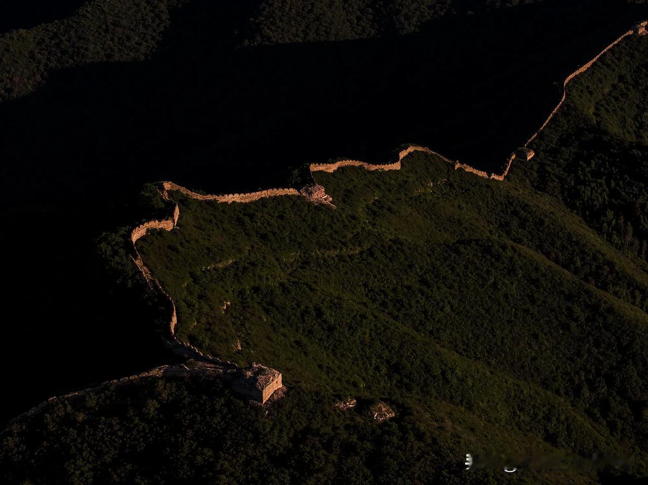 水头长城，位于河北省怀来县水头村附近，建于明代，因村得名。这里的两座圆形敌楼十分