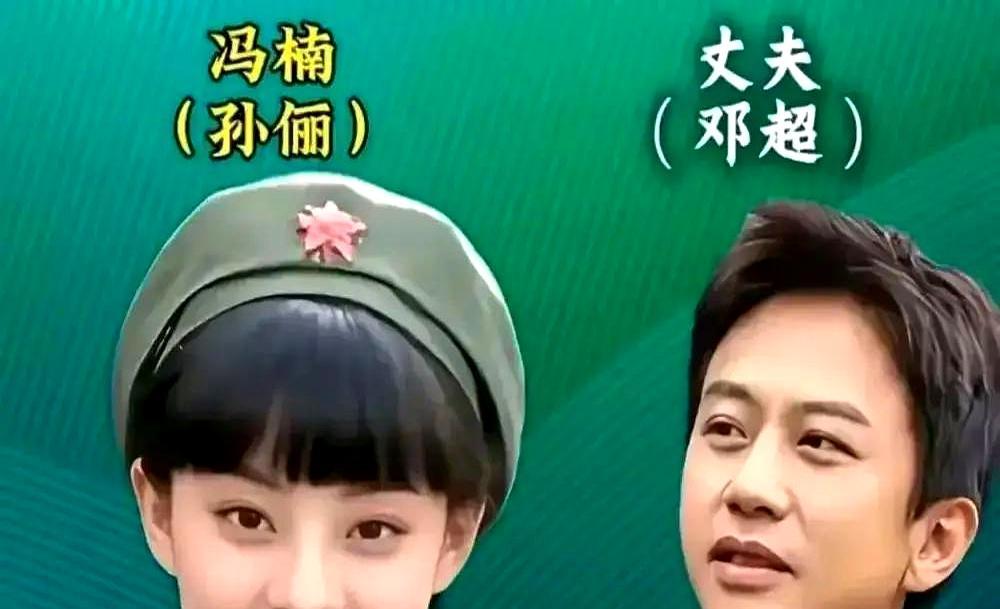 横店凌晨三点，她蹲在马路牙子扒冷盒饭，羽绒服里裹着戏服，膝盖上是明天要背的台词。