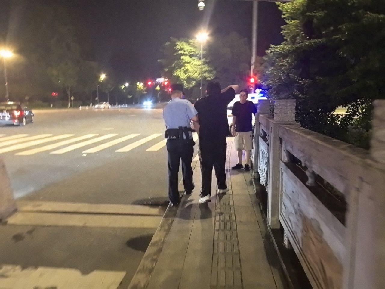 “幸好我多看了一眼……”

6 月 7 日晚 9 时许，杭州双富路与科海南路交叉