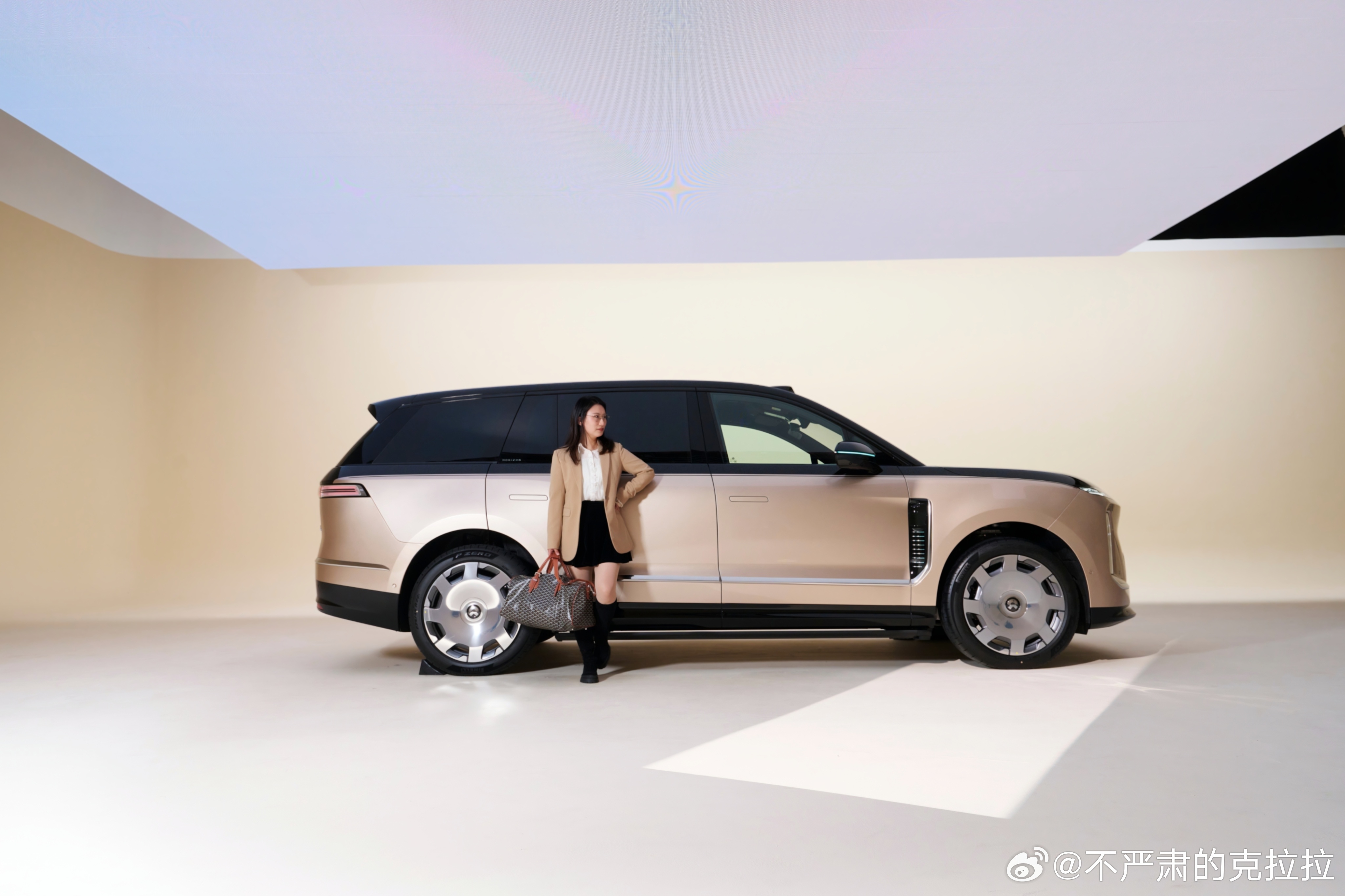 ES9 棚拍图今天可以放出来了1870mm 的车高真的不是盖的下回站踏板上拍今天