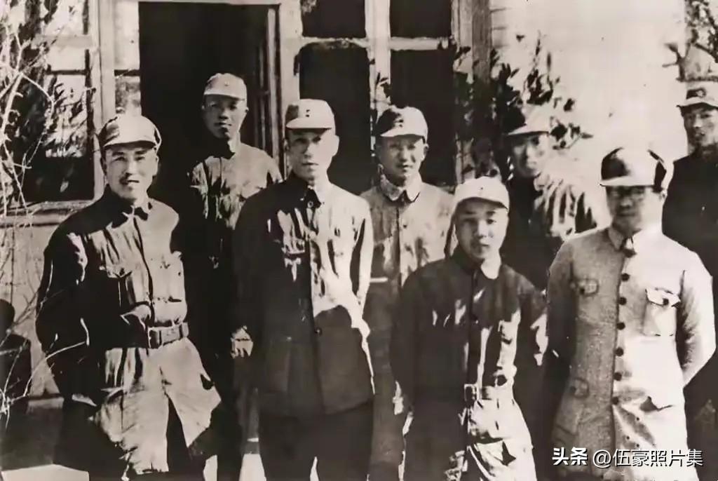 1942年4月，山东抗日根据地党政军机关驻地——山东省临沭县朱樊村，前排左起依次