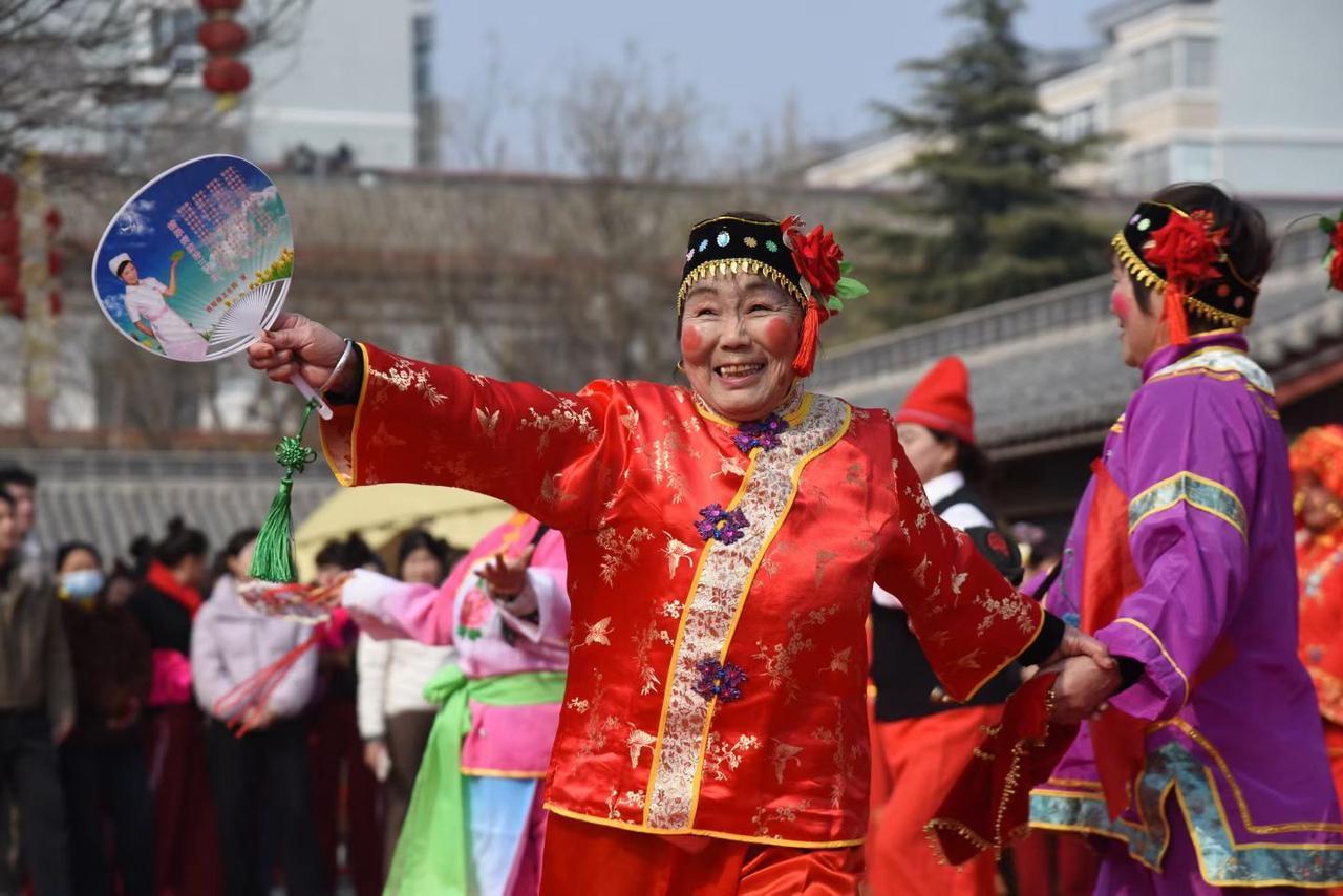 正月里来是新年，社火表演亮精神。三山五岳来相会，争奇斗艳满园春。[送自己一朵花]