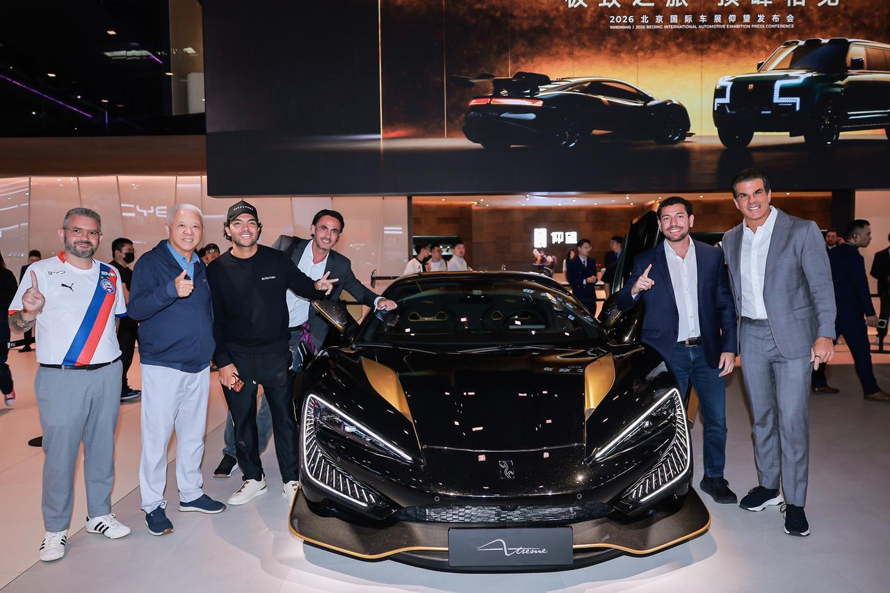 谁是北京车展的流量顶点？答案直指仰望展台。

这里集齐了车展的“顶配密码”：最贵