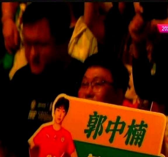 17岁，赛点，单人拦网直接摁死对手。赵勇这一手，真绝了。

对波兰的收官战，第四