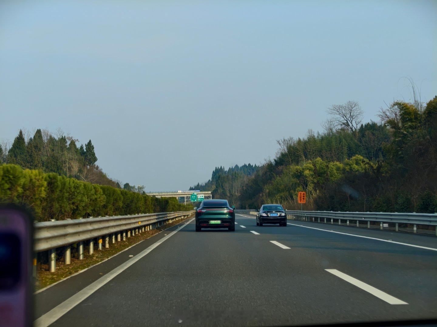 这个小蓝灯在超车道开得好慢呢 重庆·沙子湾
