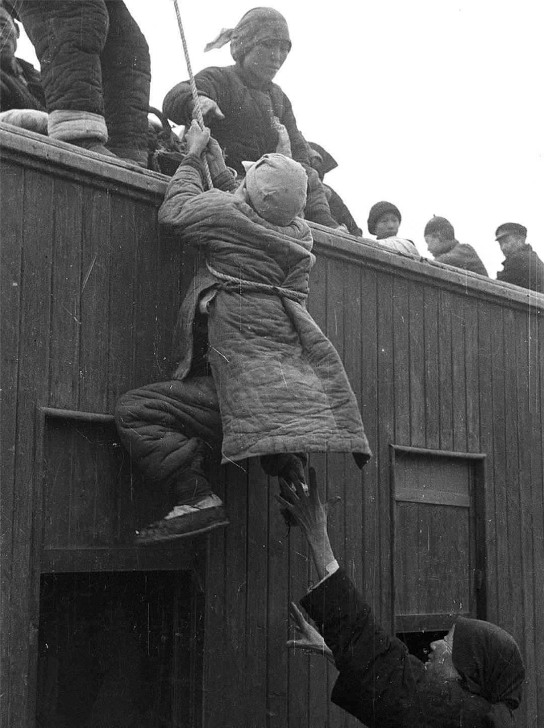 1942年，河南。大饥荒“扒火车”逃荒的人。老蒋时期人均寿命才35岁。