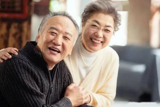 谁说你老了

谁说你老了，是记载的履历
只不过年龄到了六十而已
慌什么，生活才开