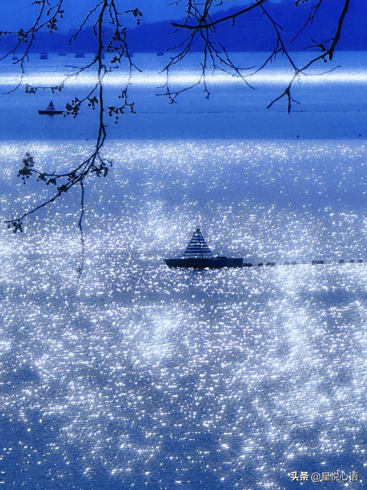 去了杭州千岛湖，才真正读懂那句
“满船清梦压星河”。

湖水清得透亮，蓝绿层层渐