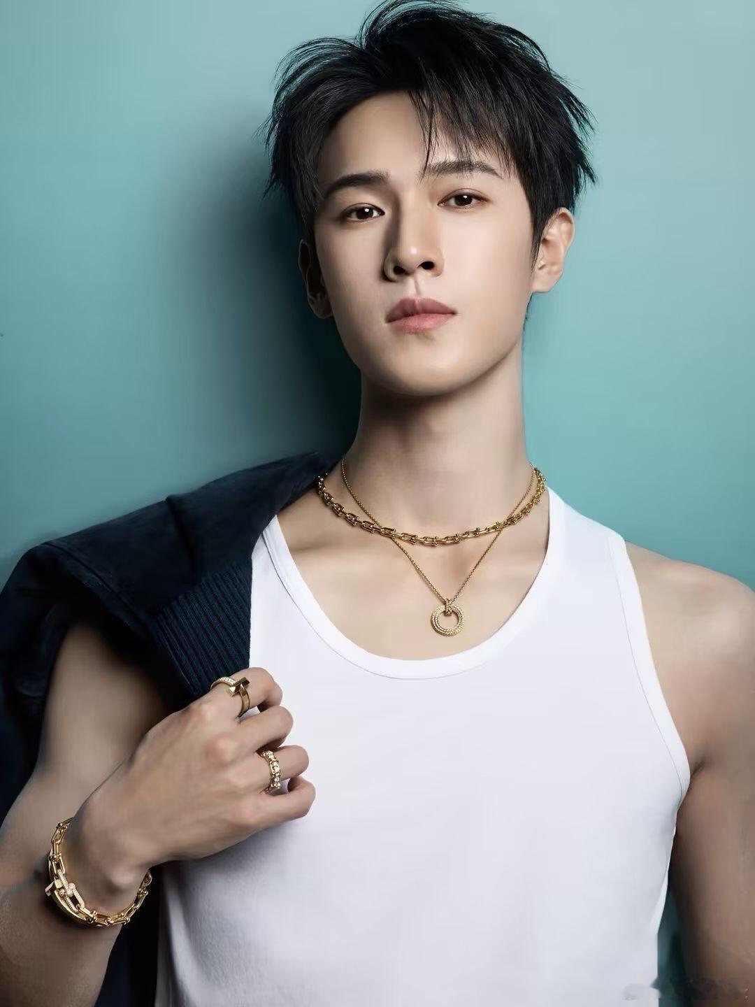 李昀锐换了新衣服参加追剧团 一眼就被李昀锐新造型惊艳到！专程换衣服来追剧团，用心