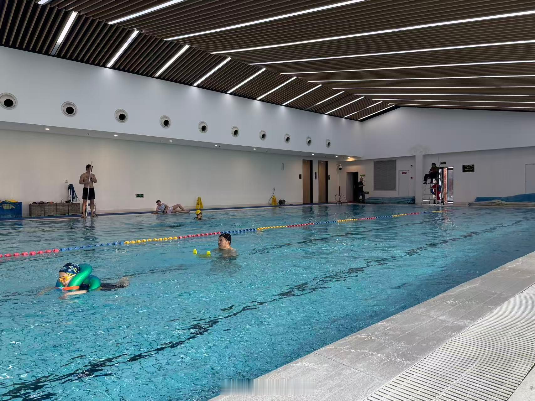 游泳池又开门了。觉得有点累，就游得慢，结果换气更慢导致更累…… 后来把速度提上来