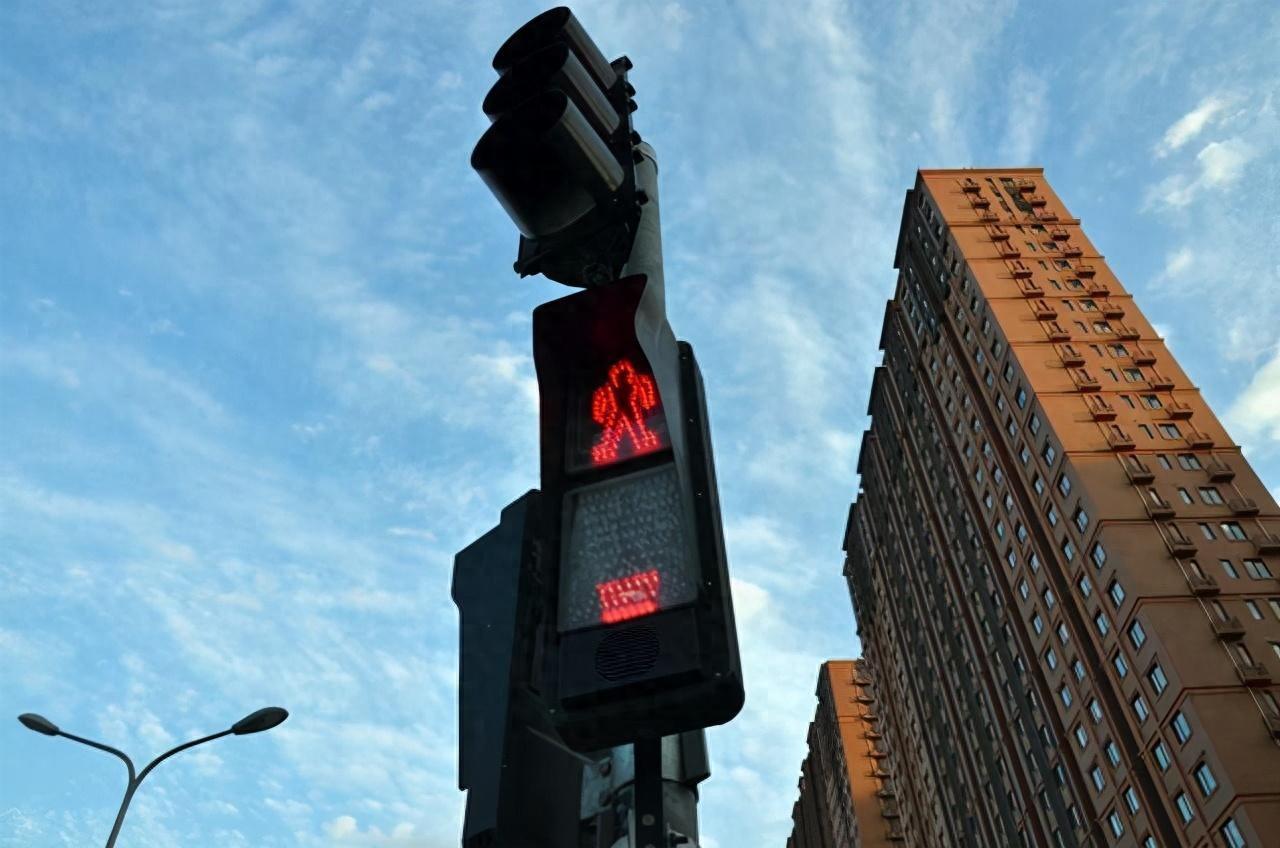 6大信号，楼市出现好转消息，马光远：现在买房不一样了
房地产市场仍在苦苦挣扎，但