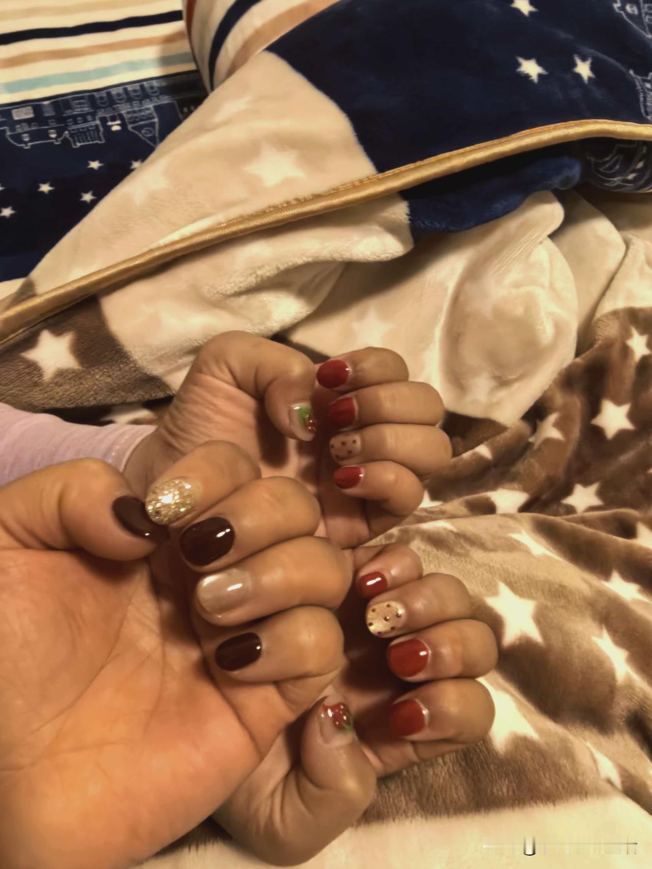 天南地北大拜年晚上老婆给我发了一张图片，是他和女儿今天去市里面逛的时候做的美甲，