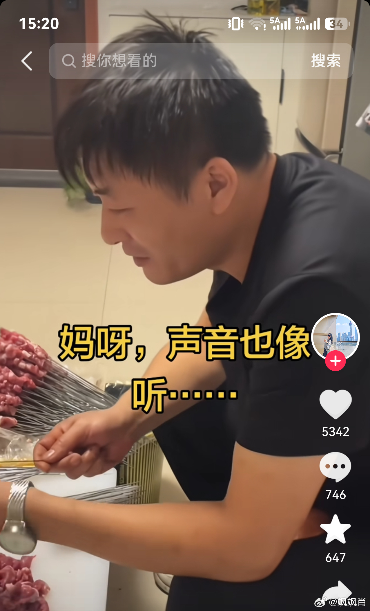 撞脸张雪峰摊主也是42岁也有女儿 非常像，更为巧合的是，俩人都是42岁，都有一个