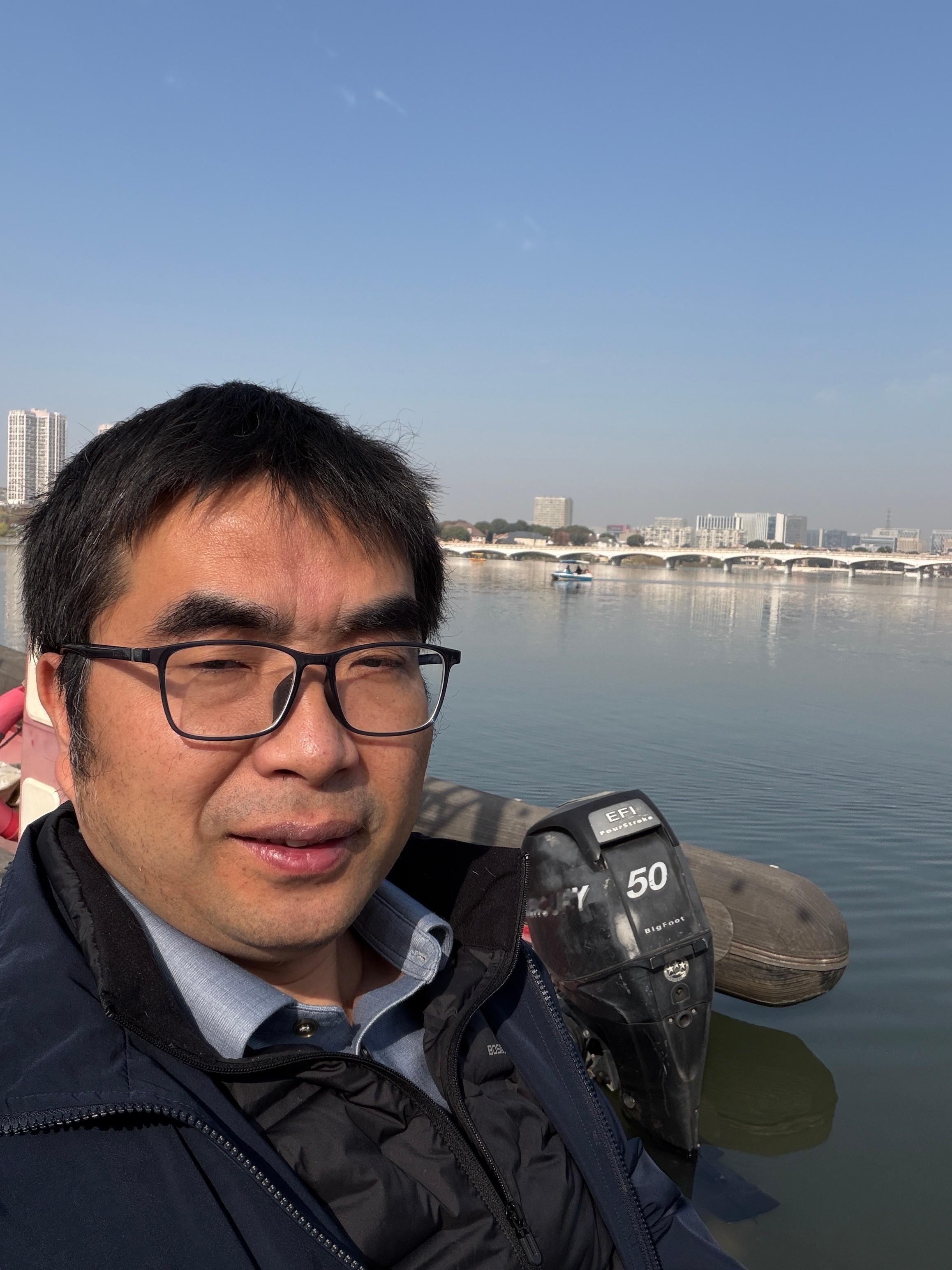 “梁博，AI大背景下，对销售人员的需要大吗？”AI没法谈生意，没法出差，这个工作