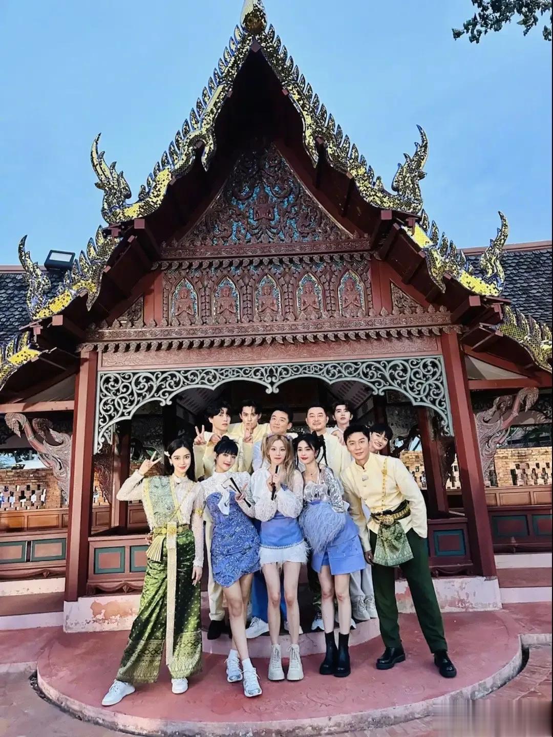 跑男家族大合影，第一眼就看到中间三位美女，仔细一看baby站旁边，颜值太绝了！
