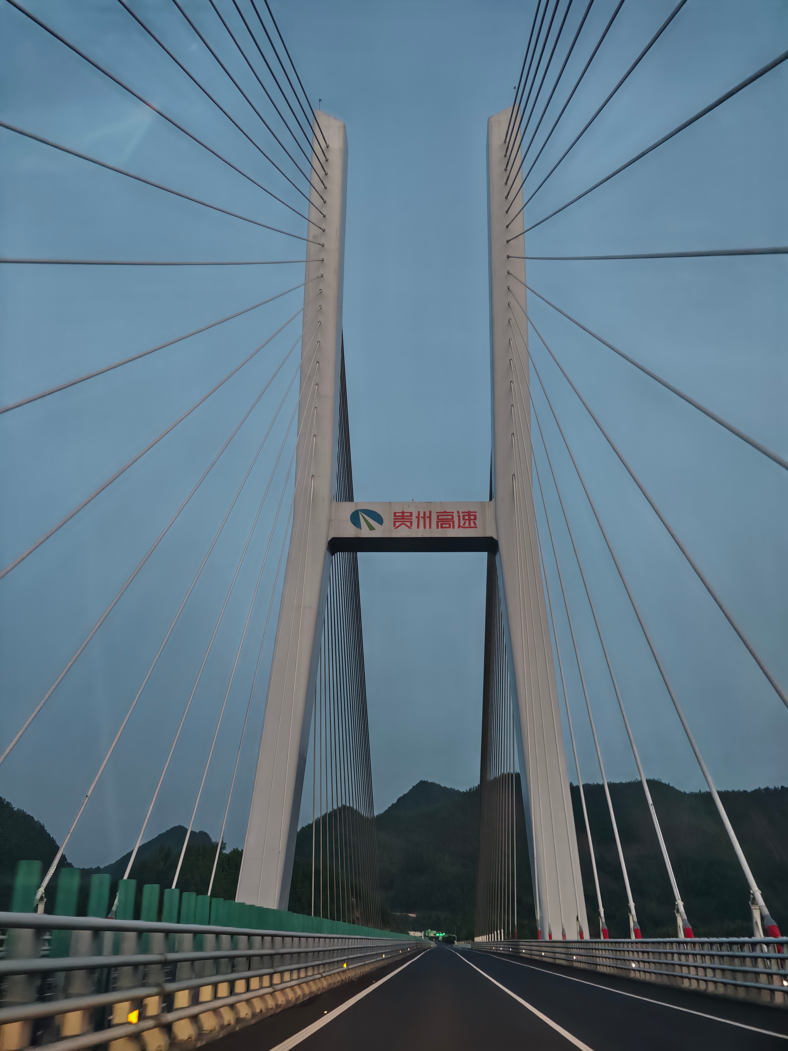 贵州高速最大到感觉，就是前面没车，后面也没车 