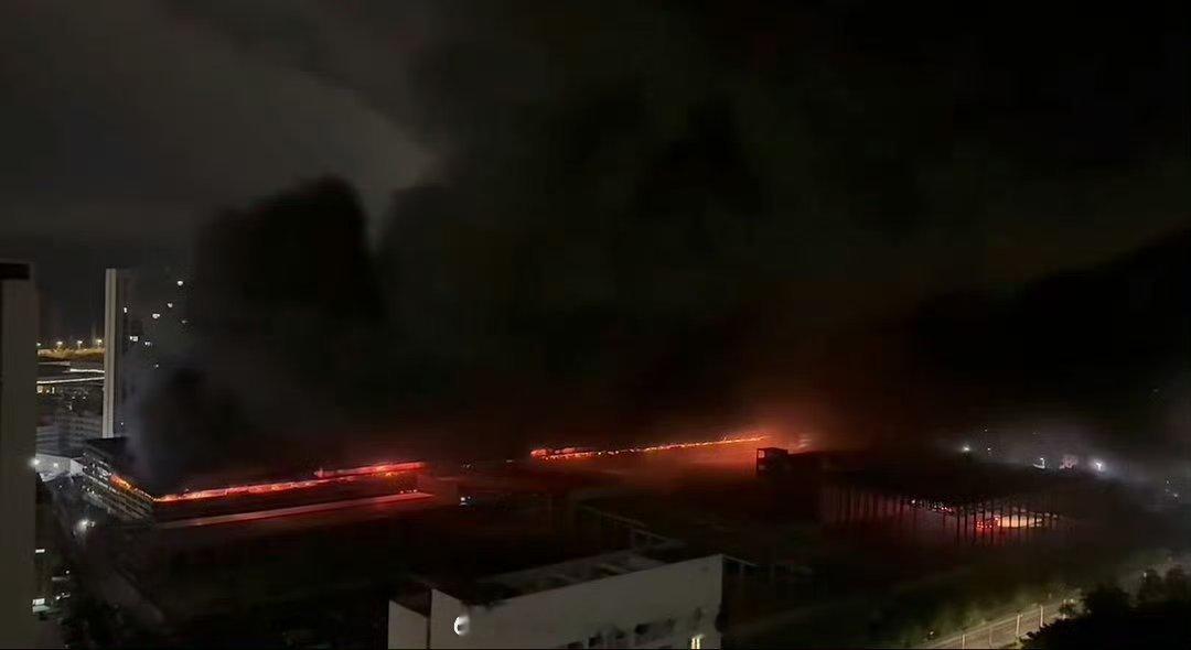 官方通报深圳比亚迪火灾一大早就火遍全网了~看起来一整层都在起火目前官方通报来了~