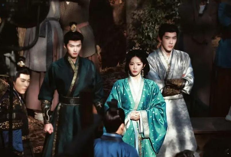 大女主是这样的，左右护法 