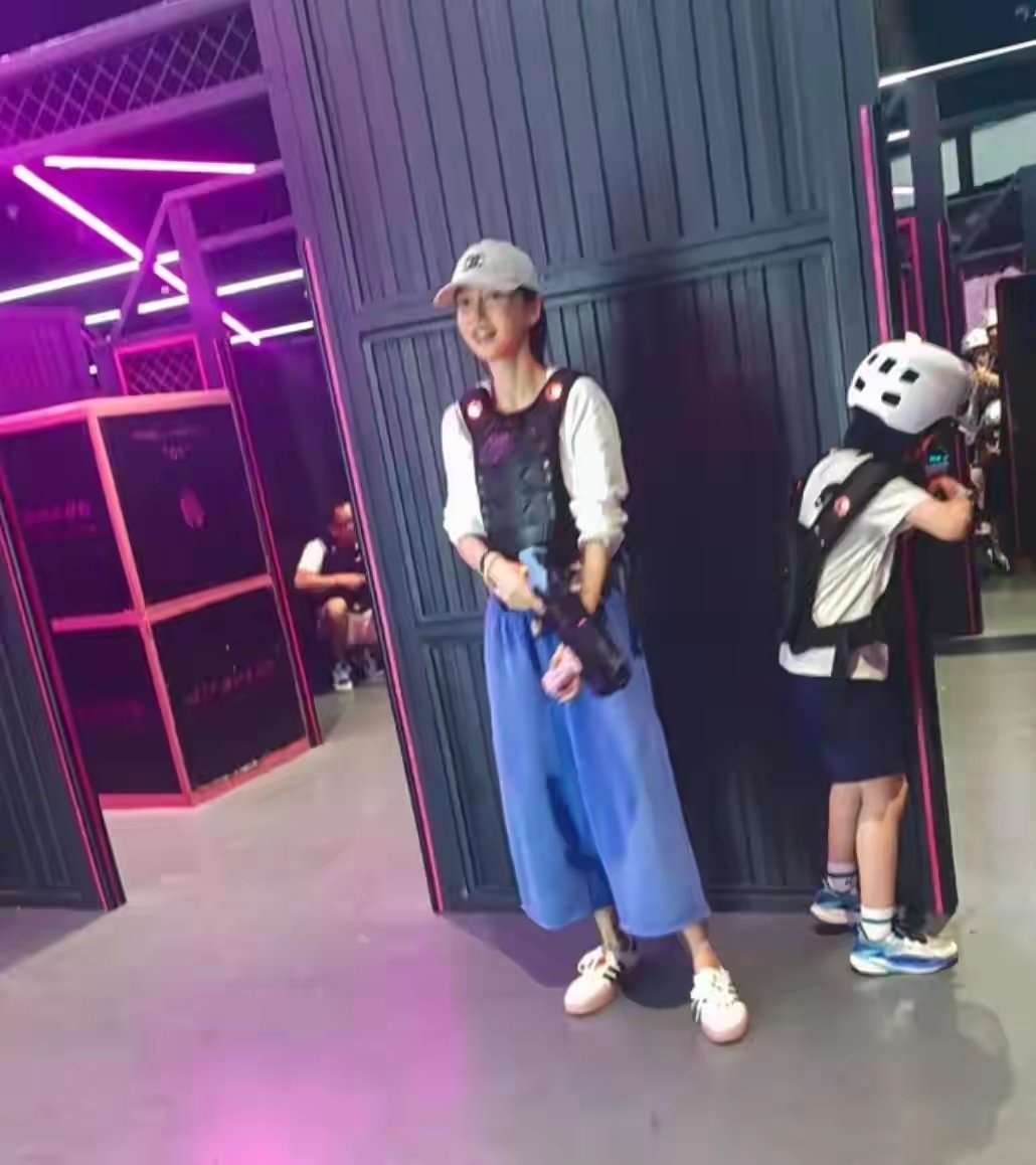 杨颖带儿子现身香港迪士尼游玩，母子俩尽情玩乐！小海绵长发抢镜 