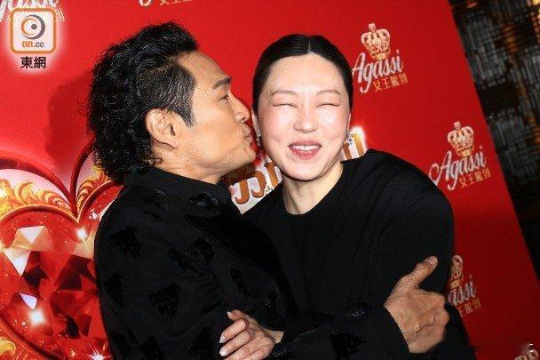 藝人杜德偉、羅霖、胡楓、朱潔儀、陳曼娜、夏文汐、黎燕珊等晚上在尖沙咀出席晚宴。胡