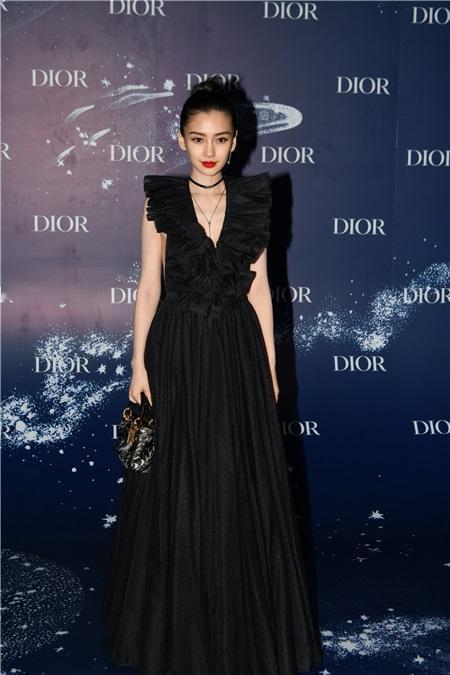 11月1日，李梦以一袭黑色深V礼服惊艳亮相文荣奖红毯，美背与优雅气质吸睛全场。她