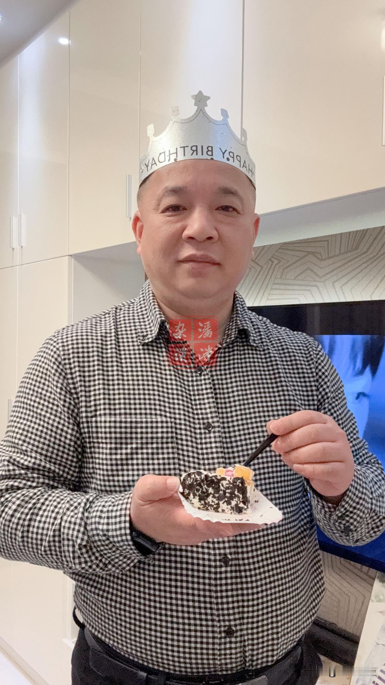 四十多载风雨兼程，
​褪去浮华更懂珍惜。​
愿余生心有山海，​静而不争，​
在平