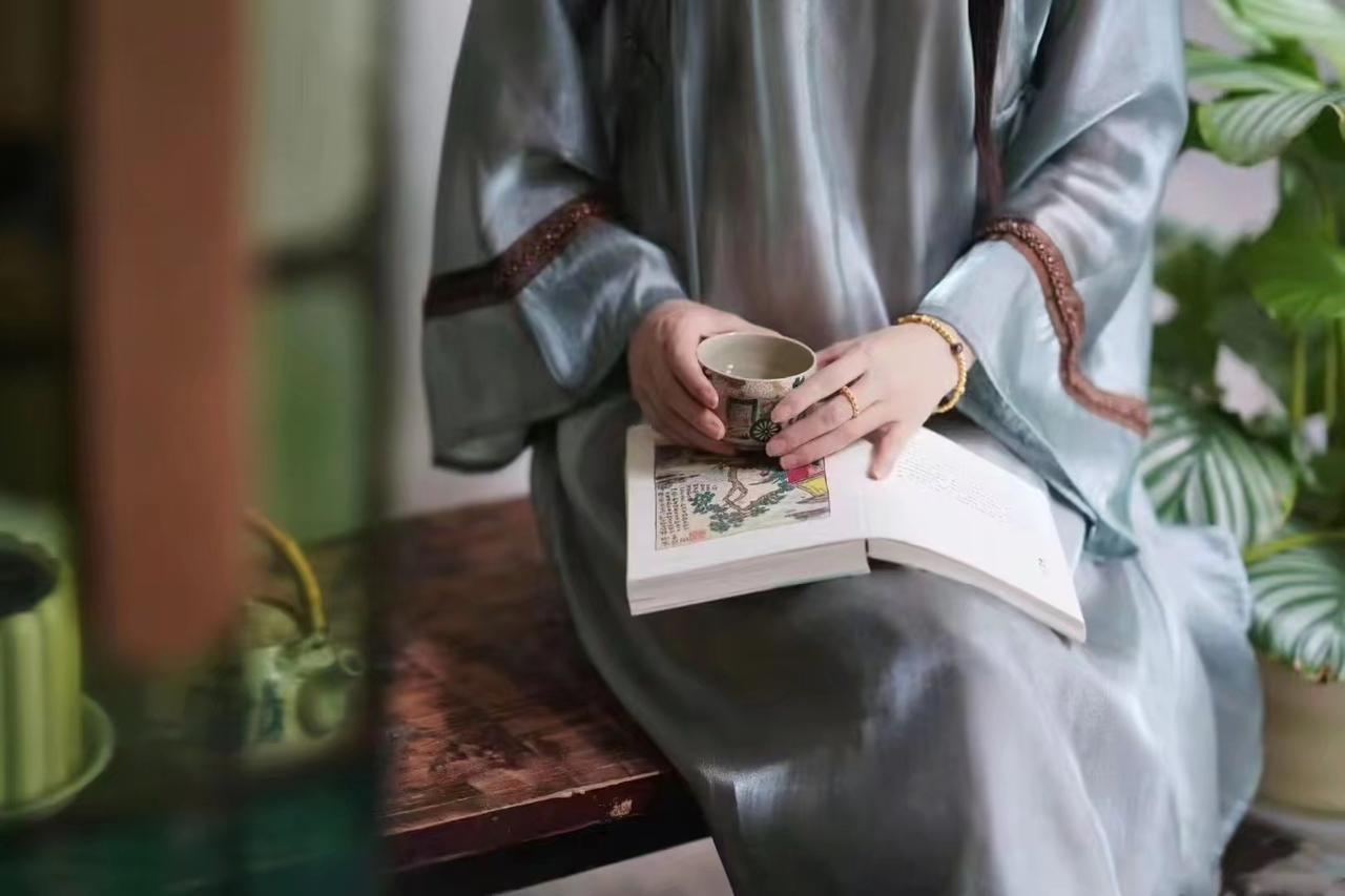 穷人在女人眼里，就是废物；
女人在富人眼里，就是玩物；
富人在权力面前，就是猎物
