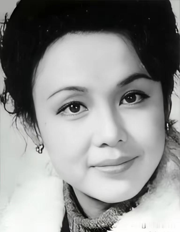 早些年的这个女演员长相好标致，真正的古典美人，气质跟朱琳一样好，比现在很多流量小
