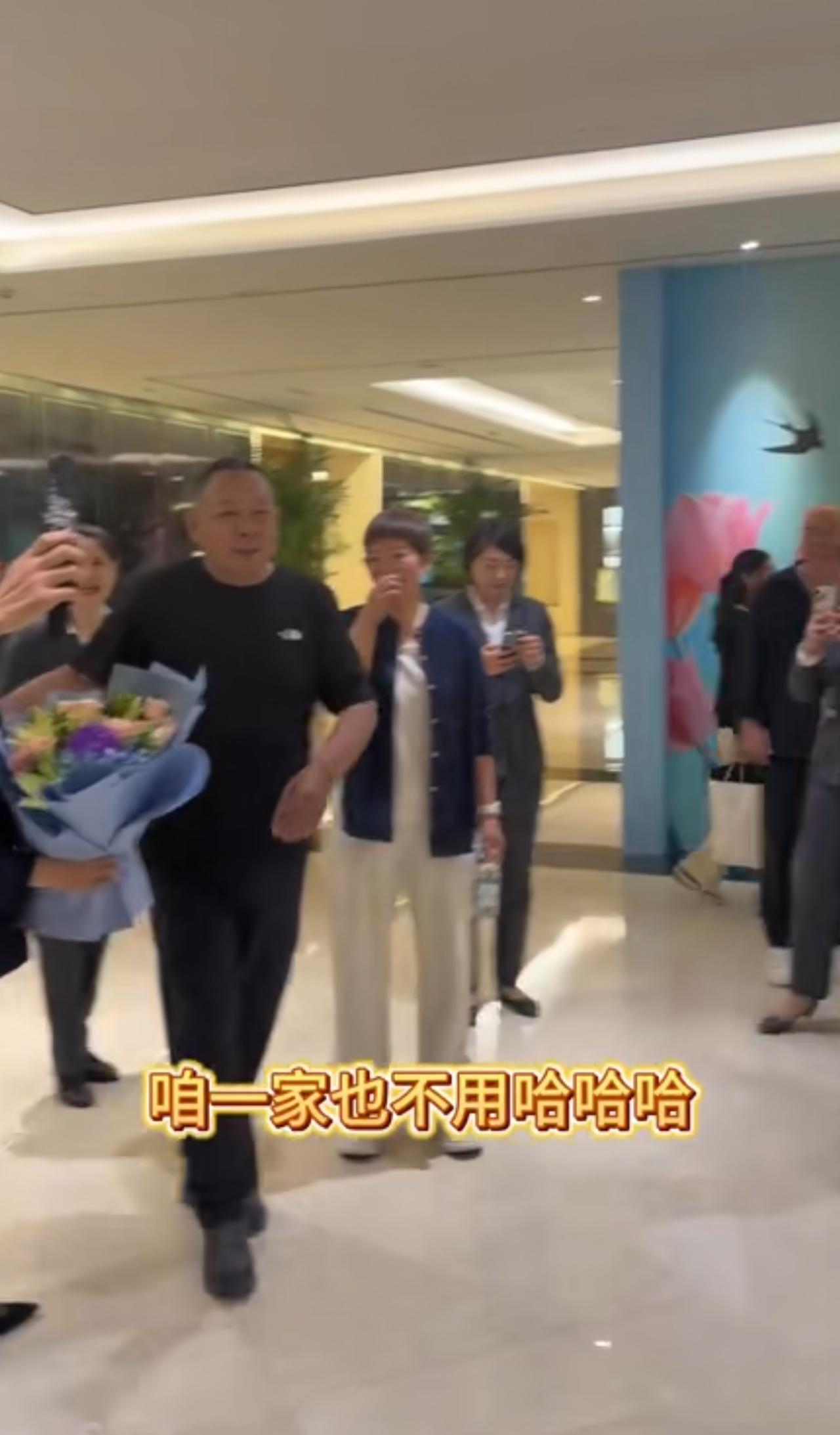 于东来的好打渣子说笑话，一般人受不了！
生活里的老于没正形，说着说着弄两句，能把