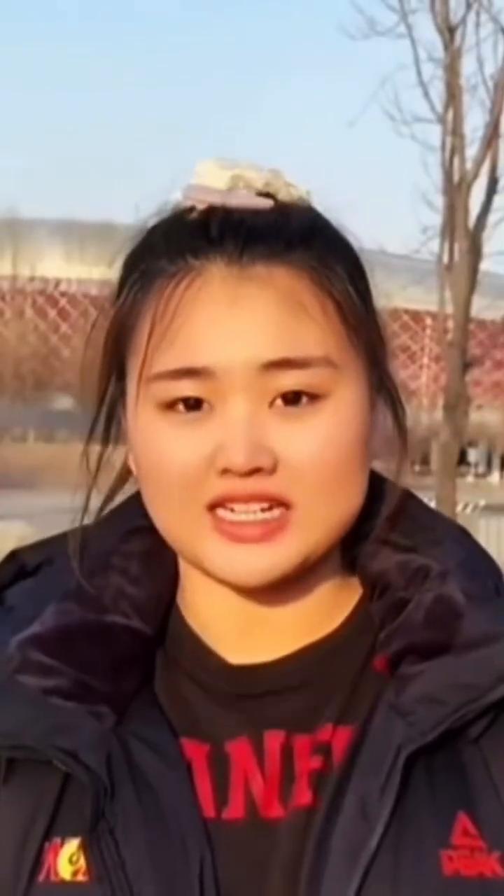 内线坦克。
大家好，我是女篮运动员刘禹彤。