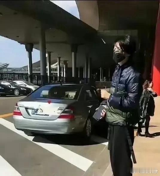 王菲被网友在北京街头捕捉，她的蓝羽绒服搭配黑裤子，展现出令人羡慕的身材，55岁依