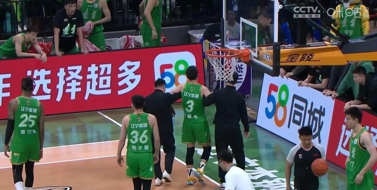 必须要批评张镇麟了！不赶紧传球要秀自己的运球，一个接一个的失误，导致赵继伟拼抢篮