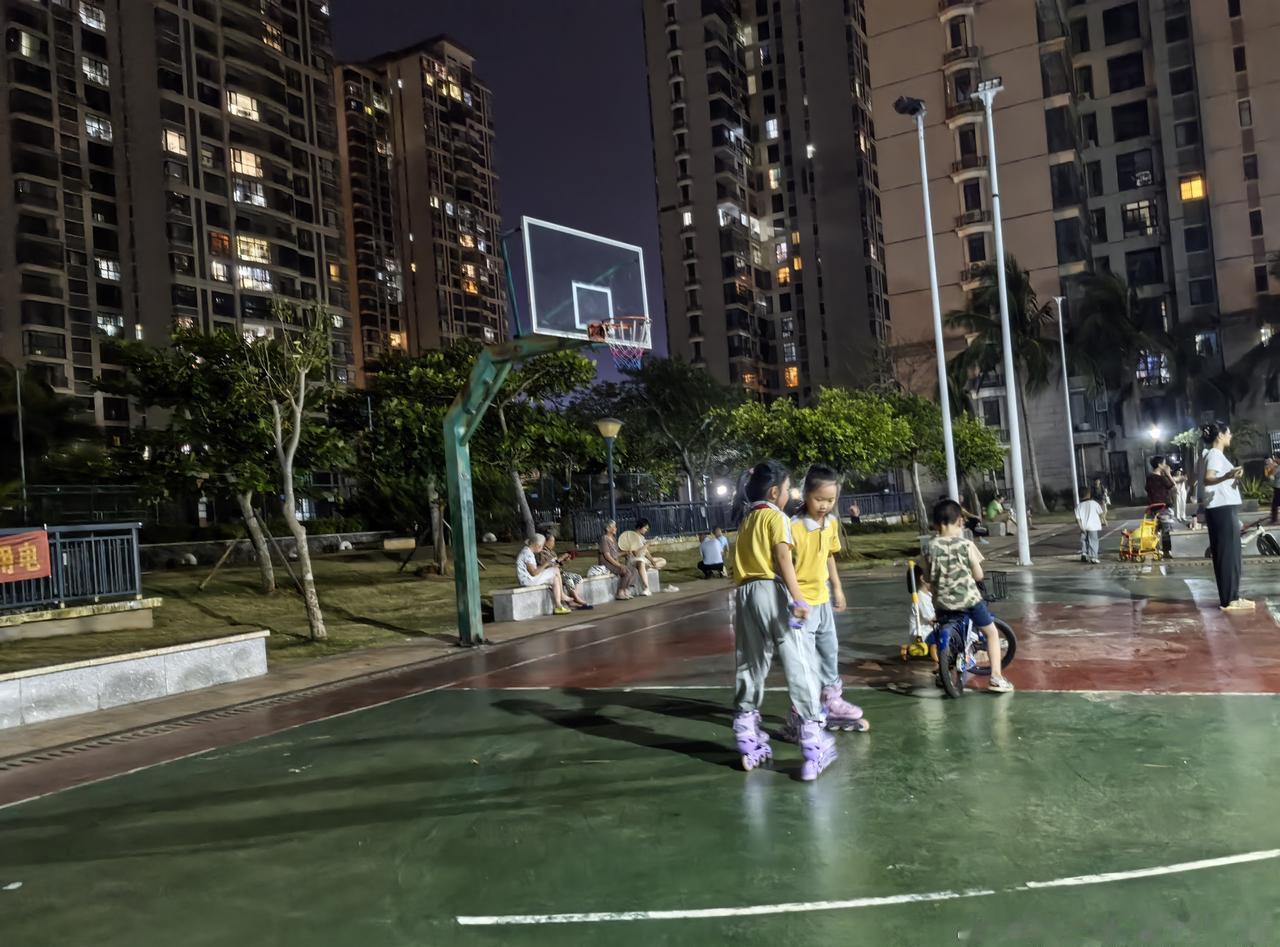 《乘凉》
今天为止海最高40℃已经是第九天了 ，听说已经加入尾声了。  ​​​