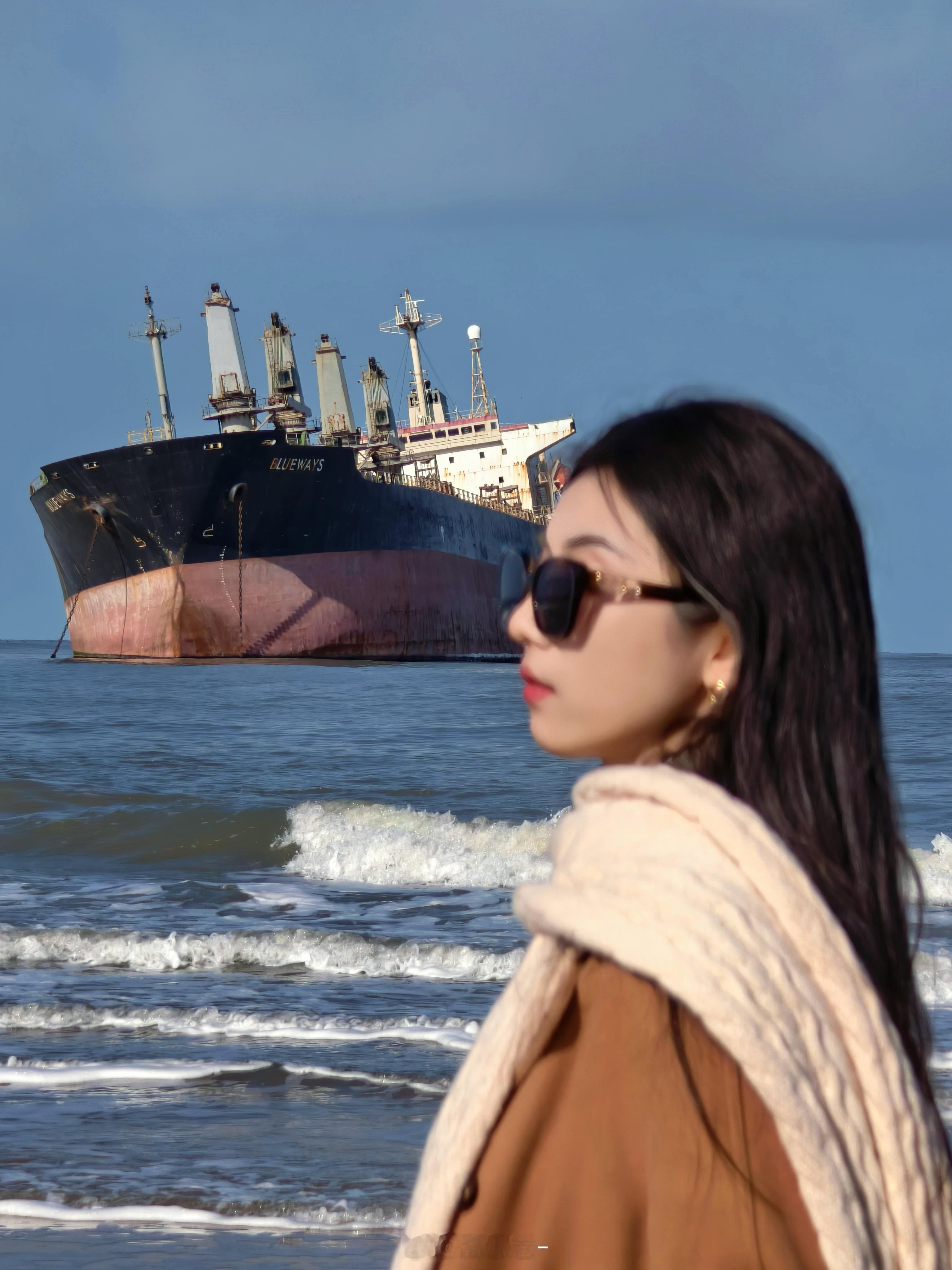 搁浅的布鲁威斯号🚢浅浅了解了一下它的故事本来是一艘巴拿马籍的货轮遇到台风搁浅在
