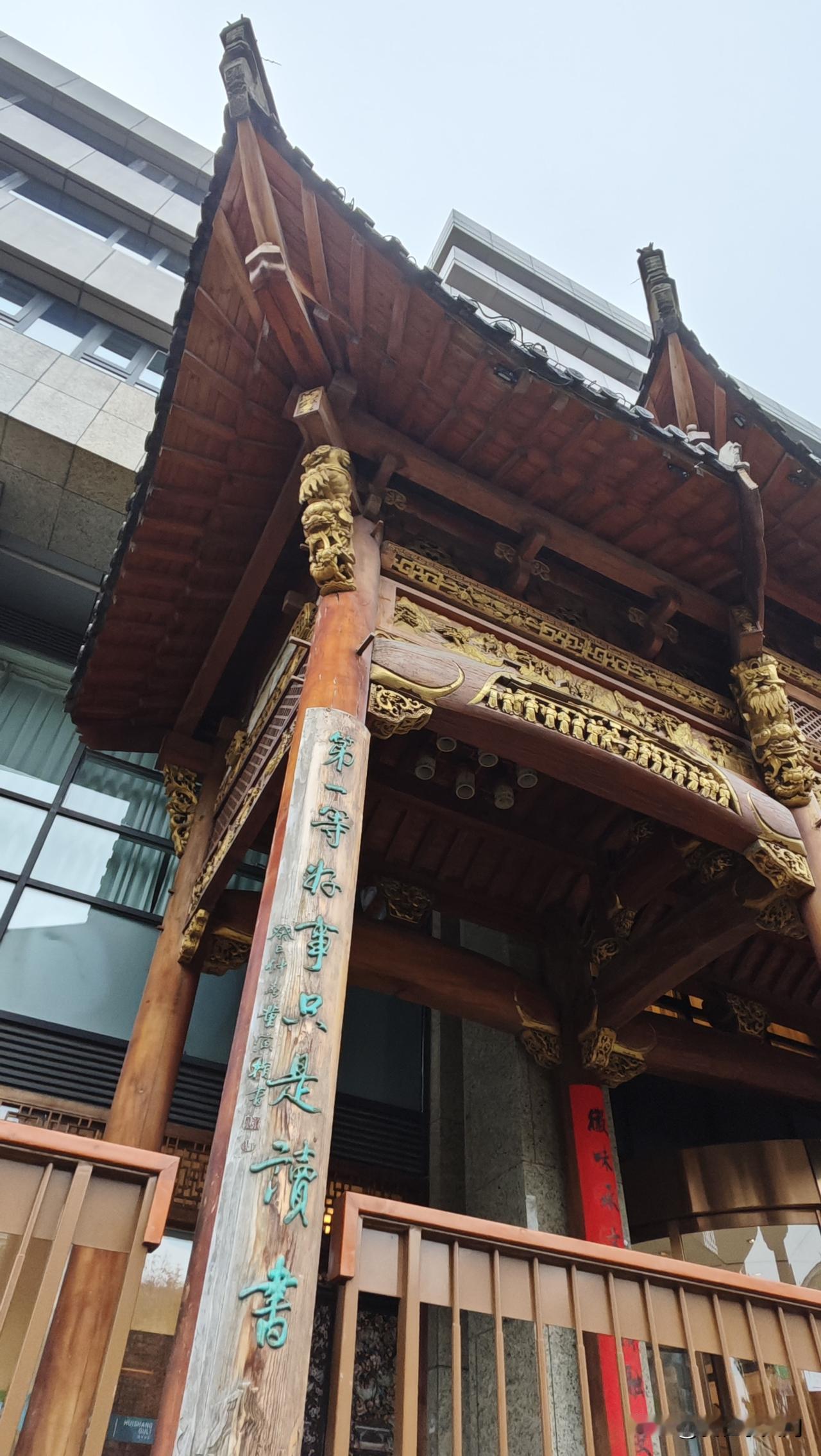 昨天看到一位小作者写她38岁，全职在家，想买社保，但老公不想花钱。然后她问各位网