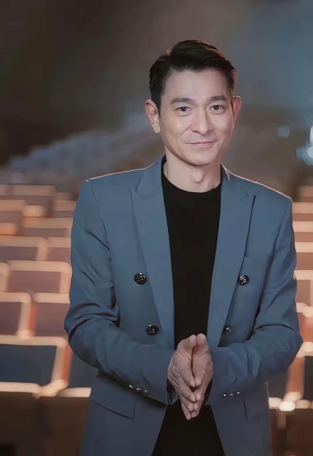 刘德华真的藏的太深了，大家都知道他帅，知道他是女儿奴，却不知道他有一首歌，《中国