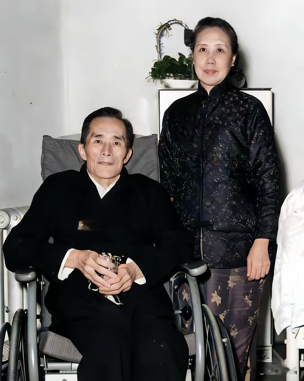 这是民国大师梅贻琦生命的最后留影，拍摄于1962年，镜头里的他坐在轮椅上，病魔已