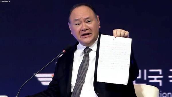菲律宾防长借一张纸条挑衅中国  9月8日，2026年首尔安全对话小组讨论现场，出